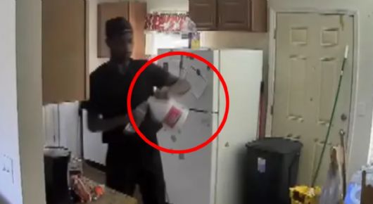 Cuidador es captado echando cloro a la bebida de un paciente discapacitado | VIDEO