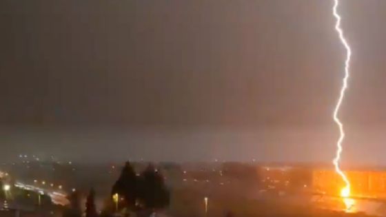 Una TERRIBLE tormenta registró más 8 mil rayos; uno impactó directamente sobre la tierra | VIDEO