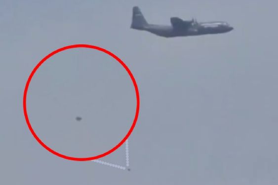 Foto de: Captan supuesto OVNI durante el desfile militar del 16 de septiembre; imágenes se vuelven virales