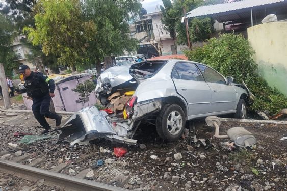 Foto de: Auto se queda sobre las vías y es impactado por un tren en Ecatepec