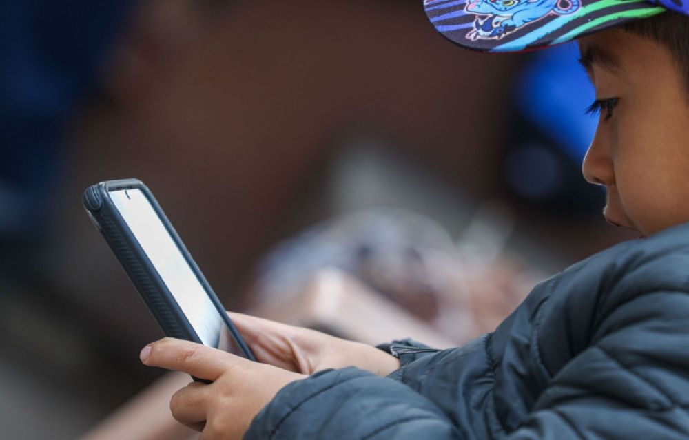 SEP lo hace oficial: Estos son los alumnos que tendrán prohibído usar su celular en la escuela a partir de octubre