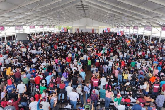 Foto de: Hombre sufre ataque epiléptico durante evento de Sheinbaum y es estabilizado por el director del IMSS-Bienestar