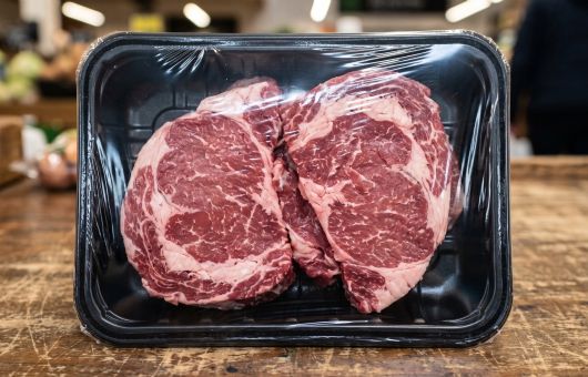 ¿Qué significa el color negro de la charola de la carne de supermercado?