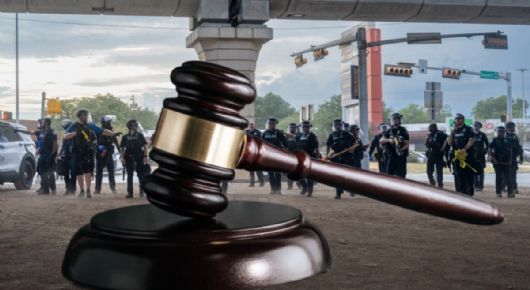 Juez de Alabama emite orden que prohíbe a agentes del ICE realizar redadas sin orden judicial