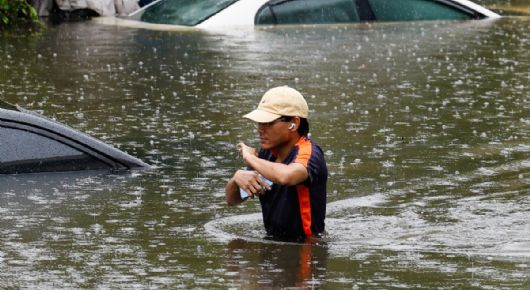 Calles convertidas en ríos y autos bajo el agua: así se ven las graves inundaciones en Bangkok | VIDEOS