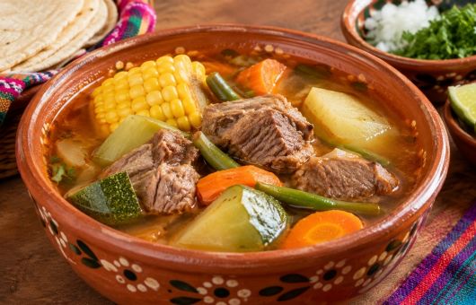 ¿Qué ingredientes lleva el mole de olla y cómo se prepara para que no quede ácido?