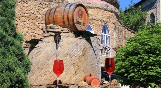 Tradición única en Italia: construyeron una barrica gigante y hacen que el vino brote gratis