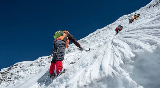 El Everest enfrenta un problema insólito: la orina de los escaladores derrite 154 toneladas de hielo cada temporada