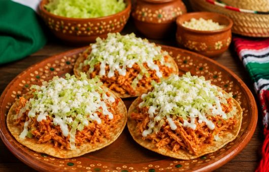 ¿Cómo se preparan las tostadas de tinga? Receta rápida para el 15 de septiembre