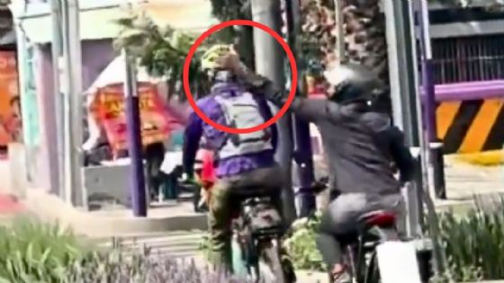 Motociclista invade la ciclovía de Tlalpan para darle un zape a un ciclista y escapar entre los carros | VIDEO