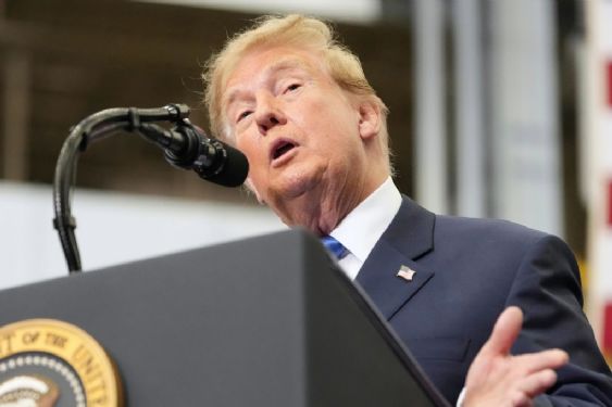 Foto de: Arrestan a presentador de podcasts por presuntamente amenazar de muerte a Donald Trump y acosar a su familia