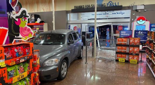 Estrelló su auto contra un supermercado porque necesitaba ir al baño urgentemente