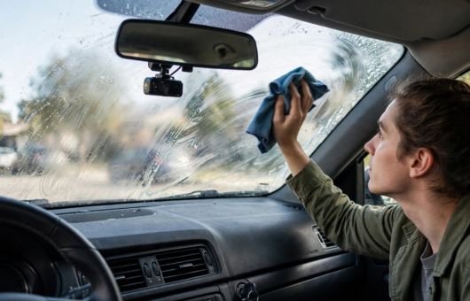 Este es el ERROR que todos los conductores cometen al limpiar el parabrisas del auto
