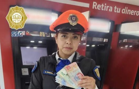 Policía encuentra dinero olvidado en cajero del AICM y lo entrega para su resguardo