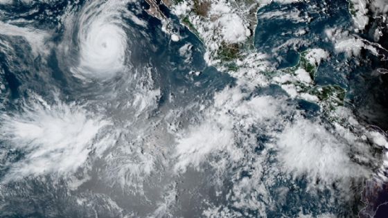 Alerta máxima por Lowell: huracán alcanza la categoría 4 y amenaza estos territorios | MAPA Y TRAYECTORIA