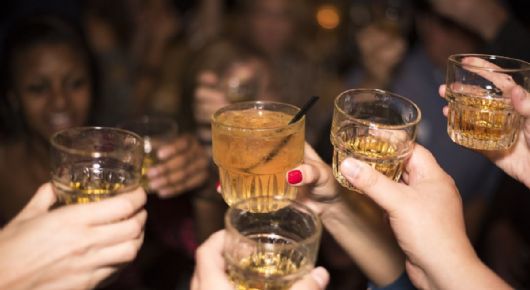 Mueren al menos 11 personas en la India por consumir alcohol adulterado producido ilegalmente