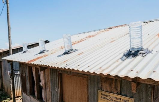 Para qué sirve poner una botella de plástico llena de agua en el techo de casa: el invento que ilumina sin electricidad