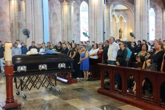 Foto de: Dan último adiós a Zenyazen Escobar en Veracruz; familiares y maestros lo despiden bajo la lluvia