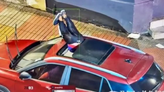 Foto de: Ladrón intenta robar un auto por el quemacocos, se queda atorado y es detenido por la policía | VIDEO