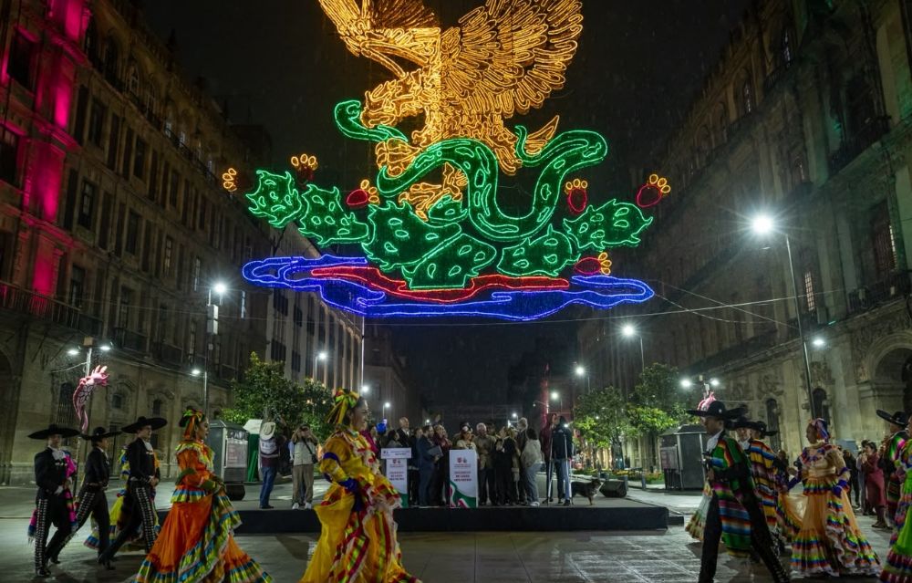 Clara Brugada enciende luces patrias del Zócalo con homenaje a cuatro mujeres insurgentes