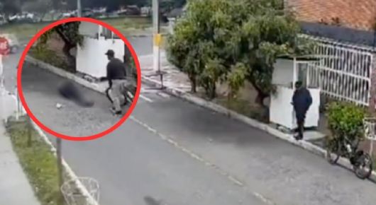 Ladrón ataca a vigilante de la tercera edad con una roca en la cabeza; le robó su teléfono y escapó en su bici | VIDEO